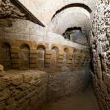 In un angolo notiamo anche la parte interna del torrione di San Lorenzo, ornato da antichi �beccatelli�: modanature ornamentali tipiche di tali costruzioni